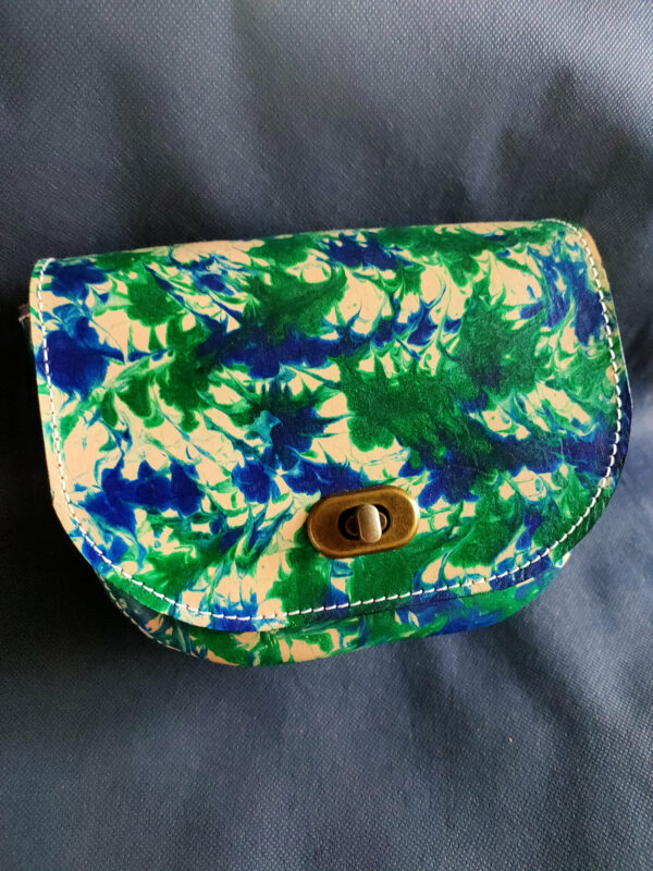 Bolso de cinturón de cuero con efecto marbling azul y verde