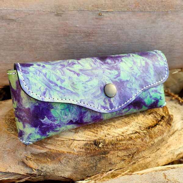 Funda para gafas pequeñas de cuero con efecto marbling.