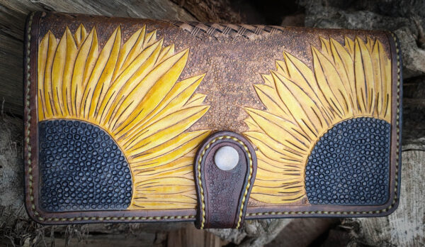 Detalle de los girasoles repujados y el cierre.