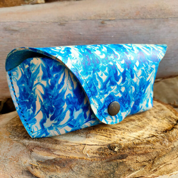 Funda de gafas de cuero tintado con efecto marbling azul.